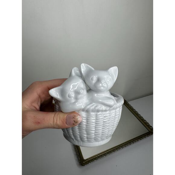 Adorable Vintage Ceramic Planter - Two Kittens in a Basket - White Cats / Kitten - Picture 3 of 10
